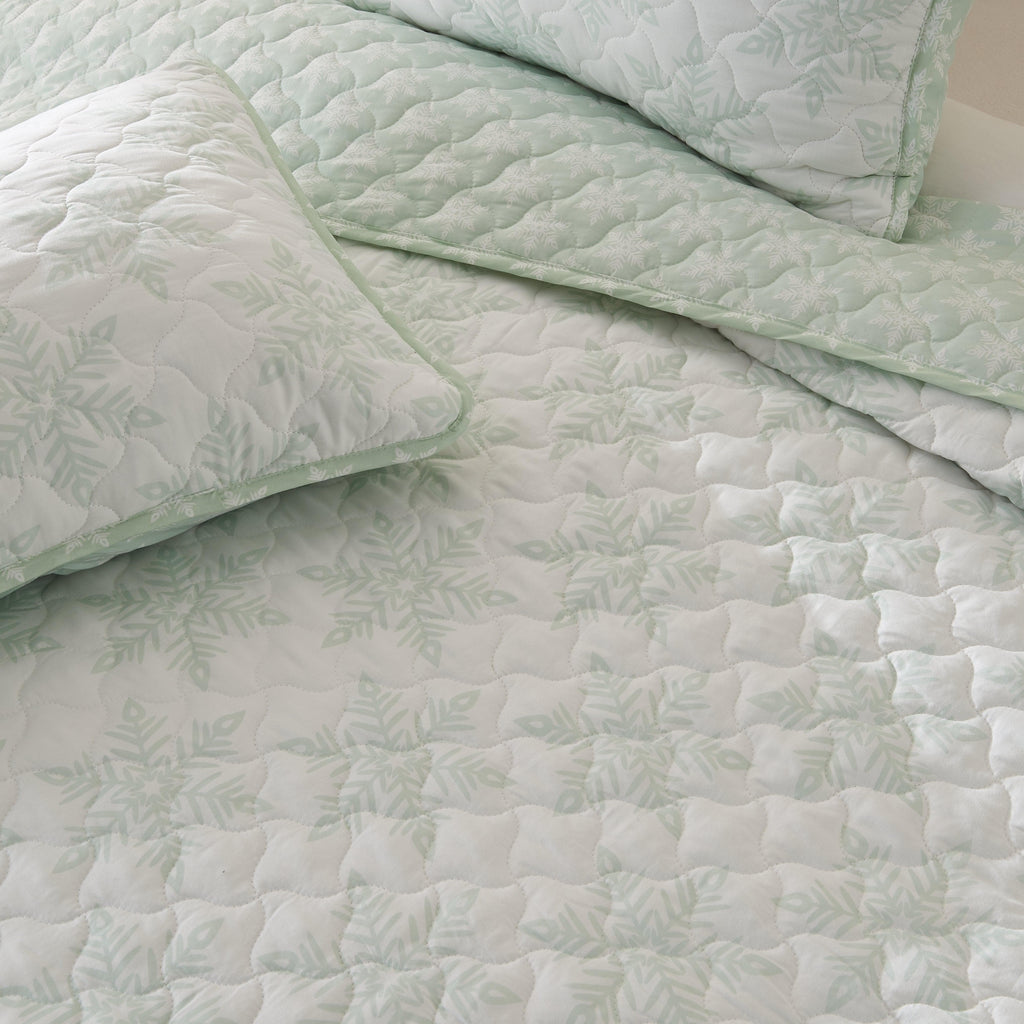 Large Snowflake Quilt - Noemi Collection, photo 2 of 4
