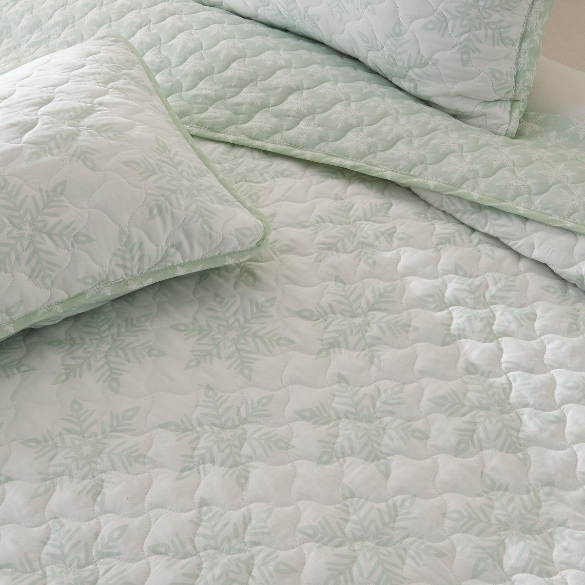 Large Snowflake Quilt - Noemi Collection, photo 2 of 4
