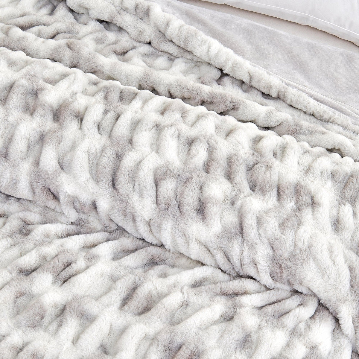 Ruched Faux Fur Throw Blanket - Alondra, photo 22 of 43