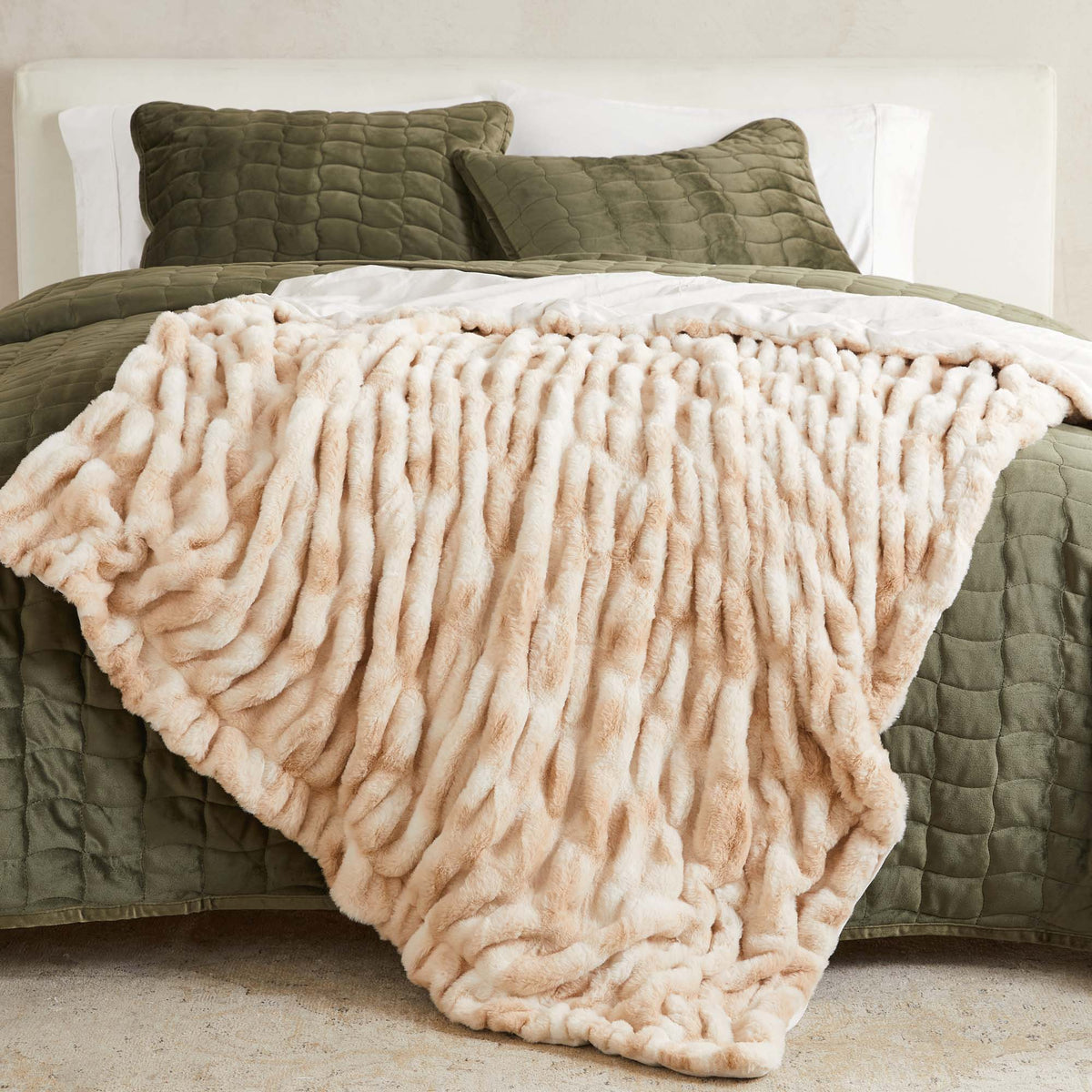 Ruched Faux Fur Throw Blanket - Alondra, photo 38 of 43